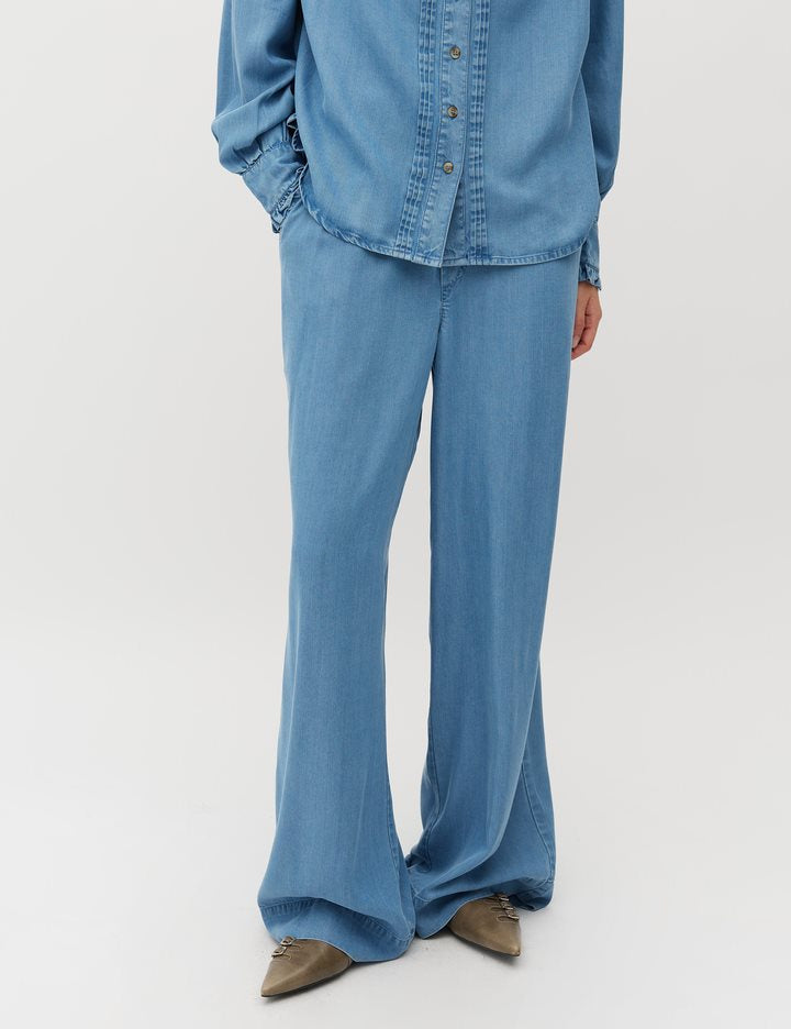 Weite Jeans mit Gummi