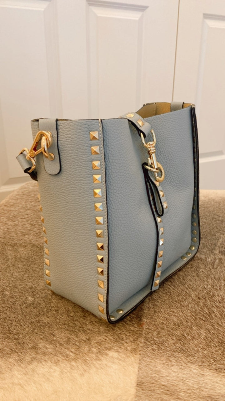 Tasche mit Nieten aus Leder - Hellblau