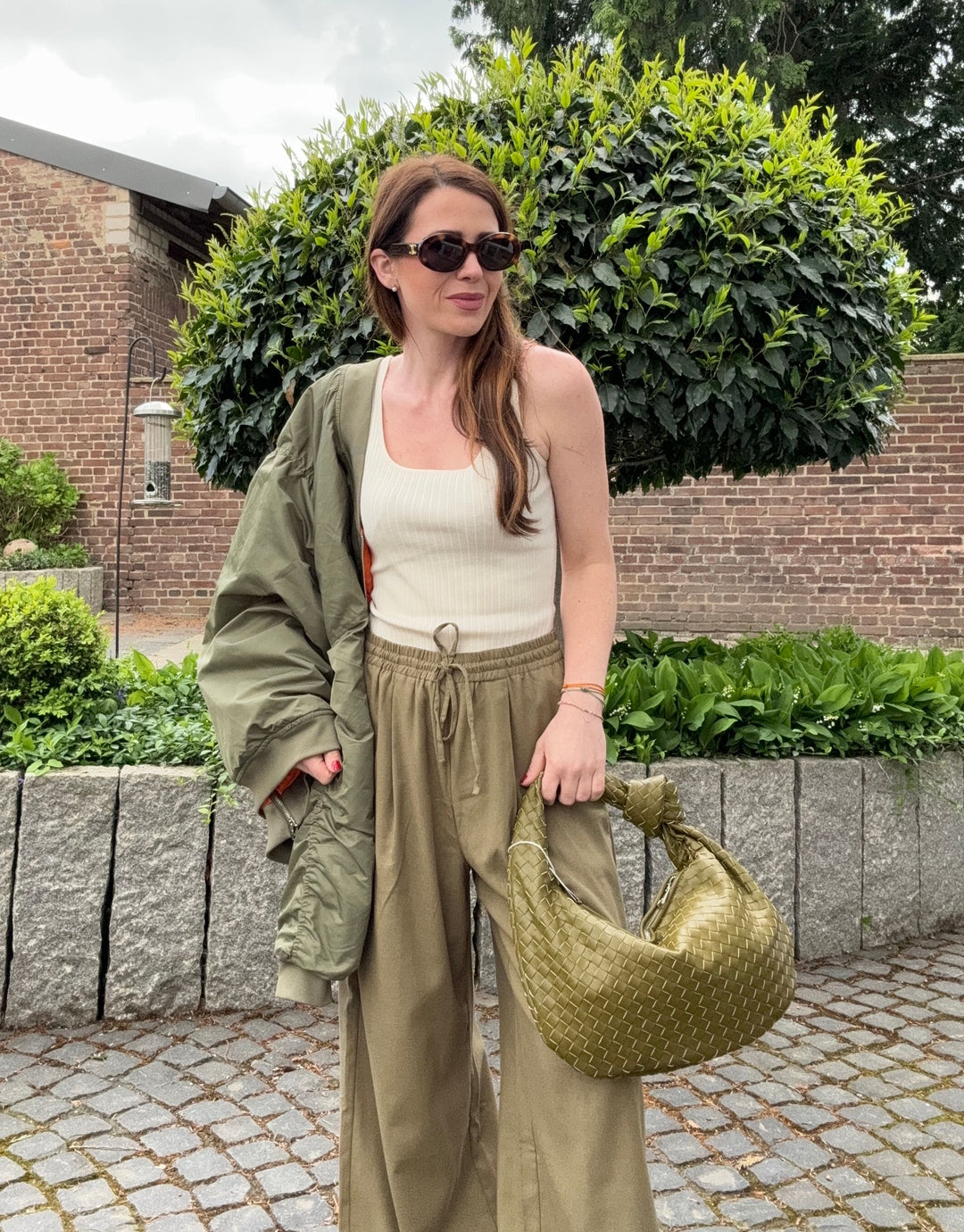 Weite Stoffhose mit Gummi - Khaki