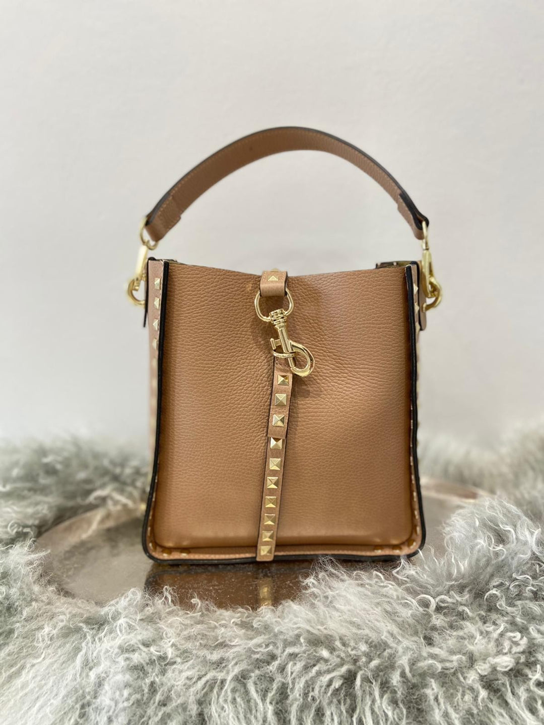 Tasche mit Nieten aus Leder - Beige