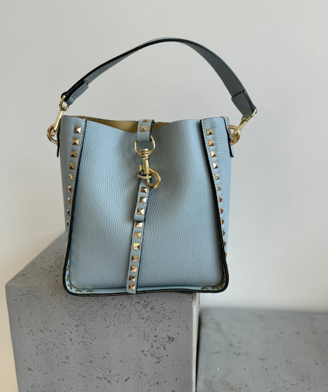 Tasche mit Nieten aus Leder - Hellblau