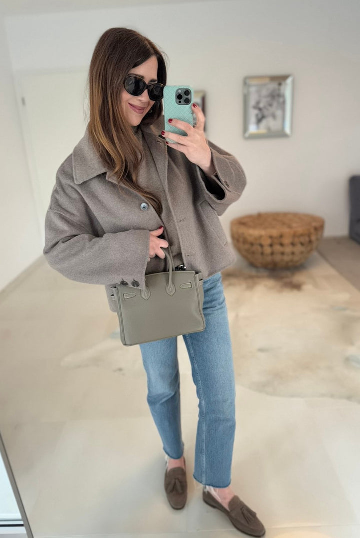 Handgenähte, verkürzte Wolljacke - Taupe