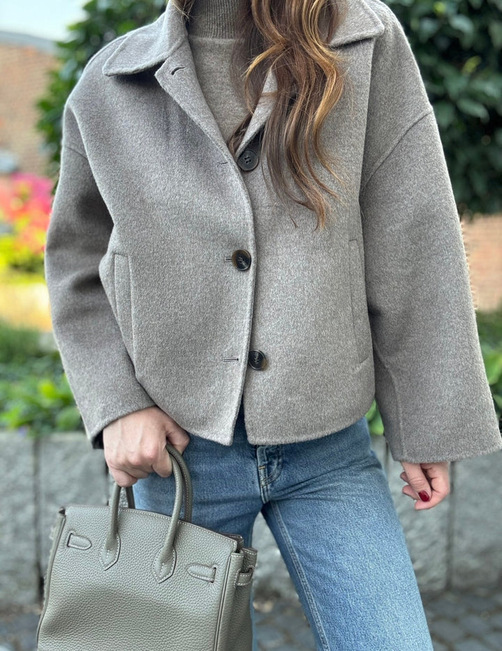 Handgenähte, verkürzte Wolljacke - Taupe