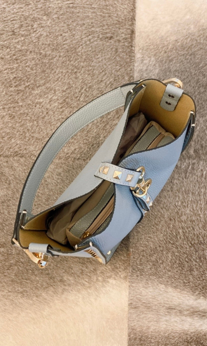 Tasche mit Nieten aus Leder - Hellblau