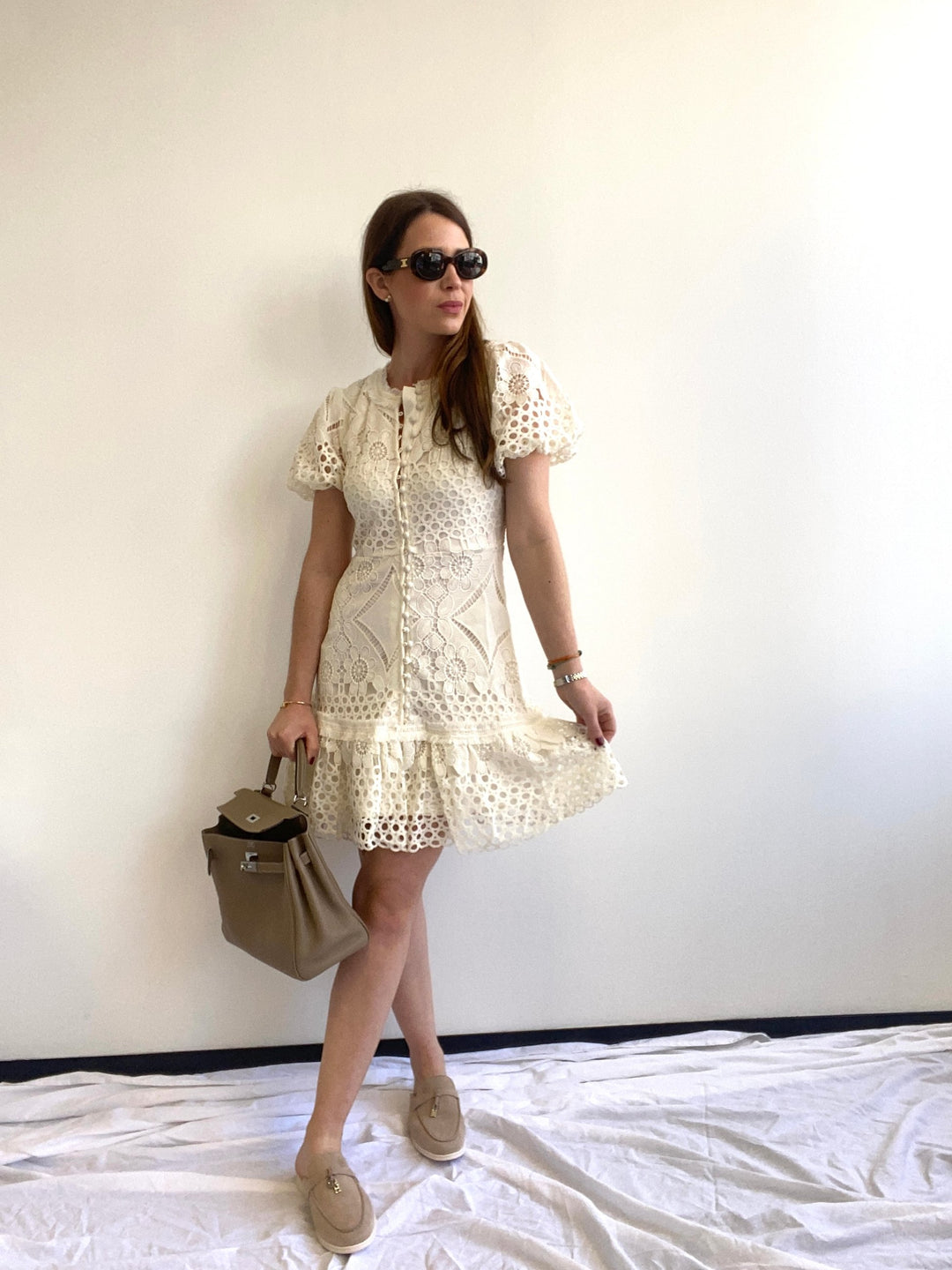 Tailliertes Kleid aus Spitze - Creme