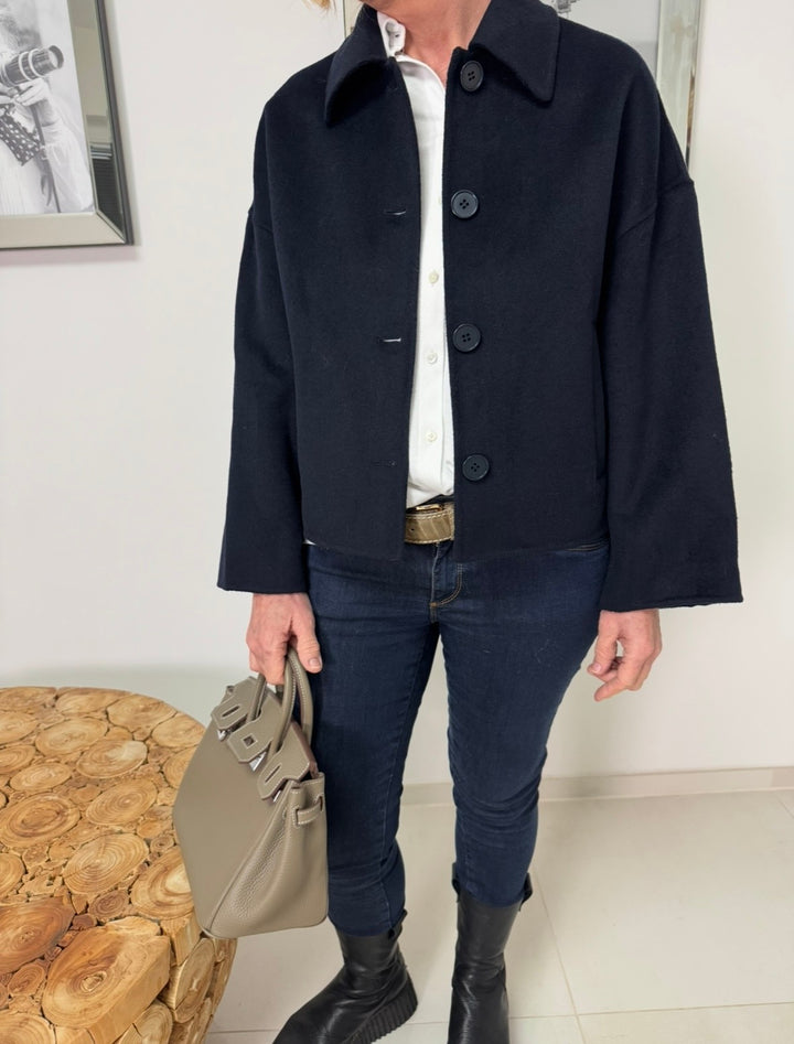 Handgenähte, verkürzte Wolljacke - Navy