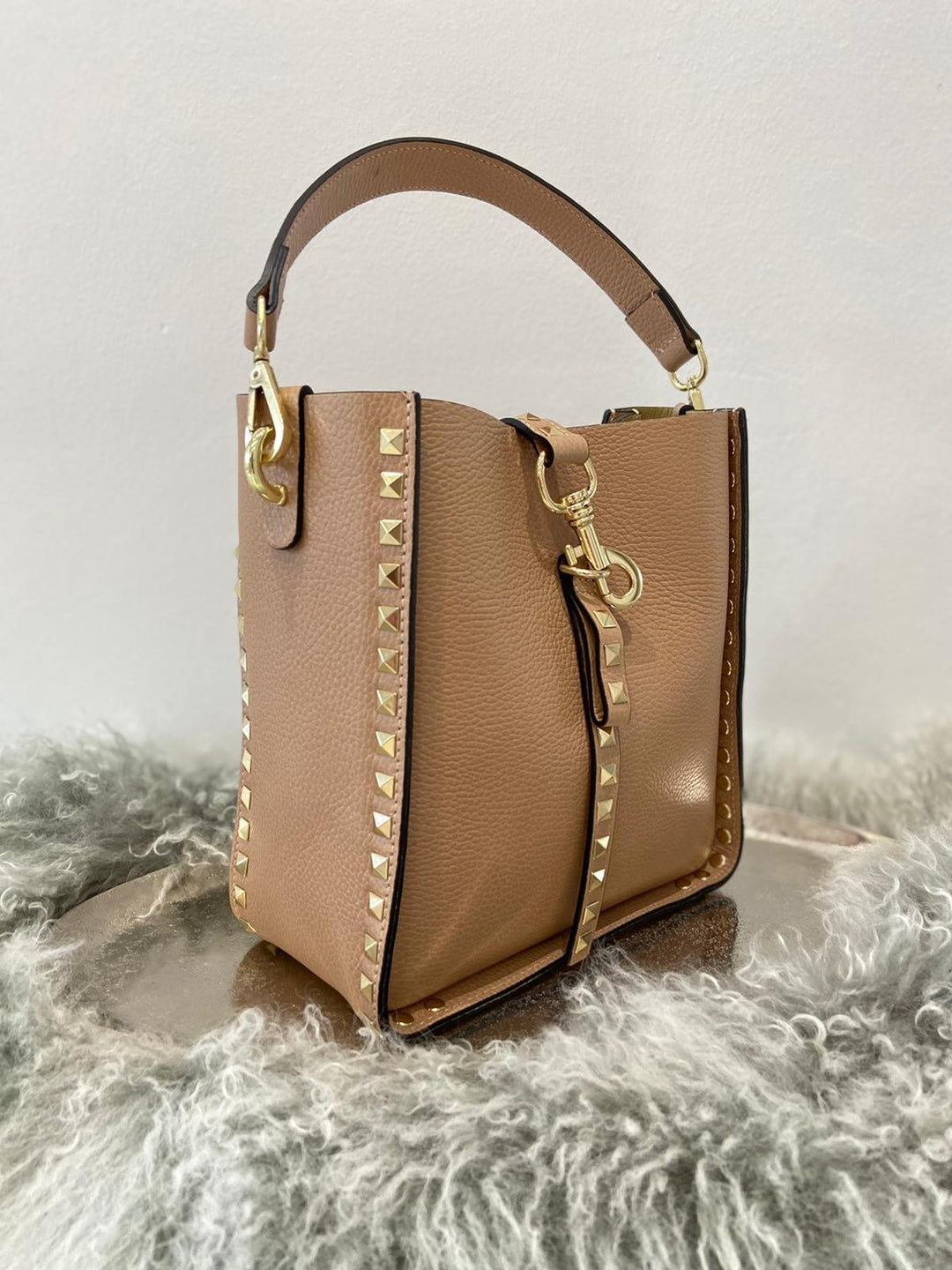 Tasche mit Nieten aus Leder - Beige