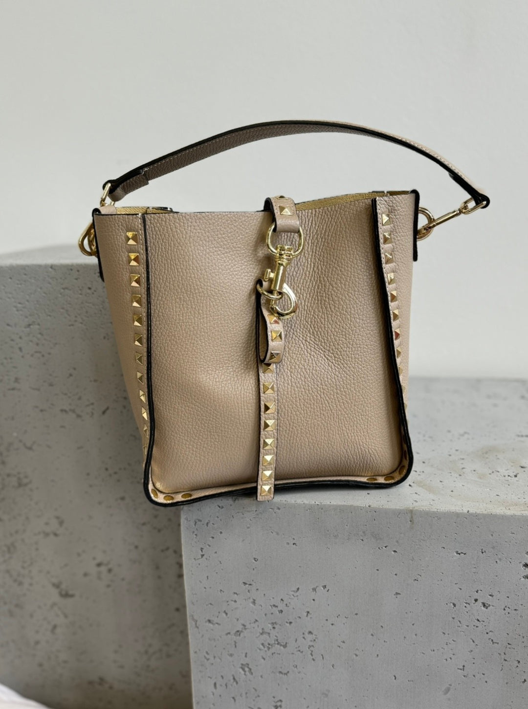 Tasche mit Nieten aus Leder - Beige