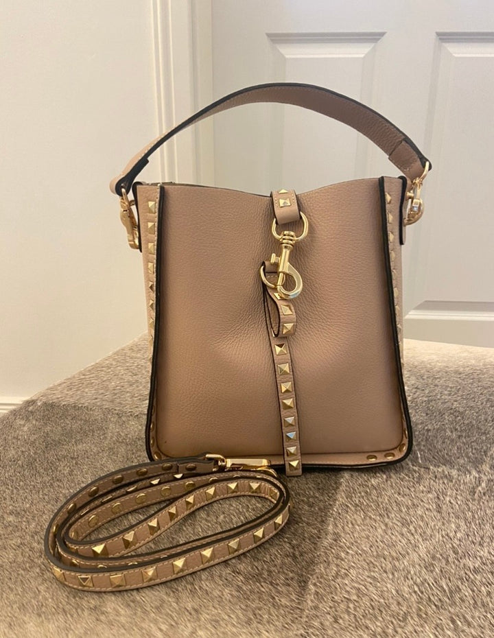 Tasche mit Nieten aus Leder - Puder