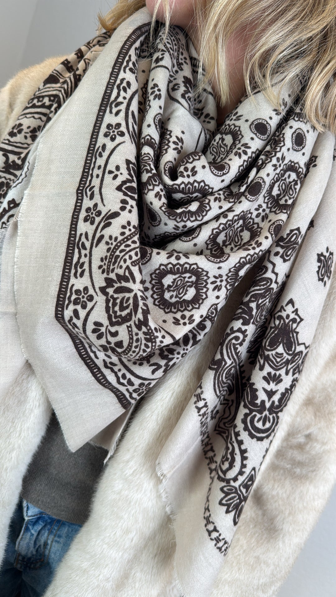 Großes Tuch mit Print - Creme