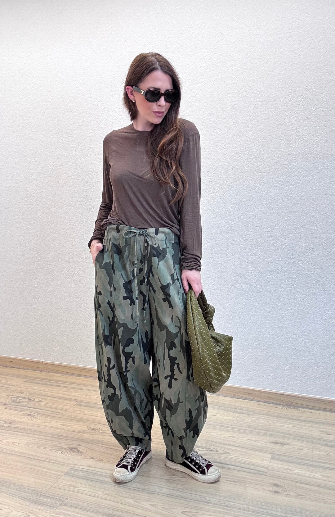 Barrel-Jeans mit Print - Khaki