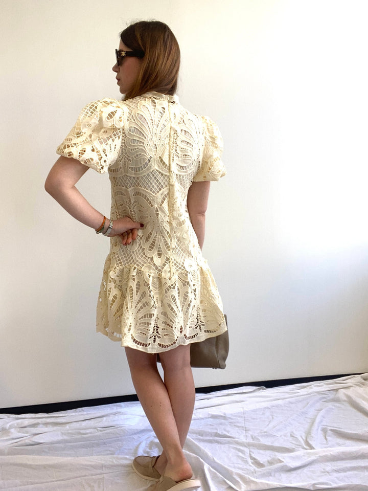 Kurzes Spitzenkleid - Creme
