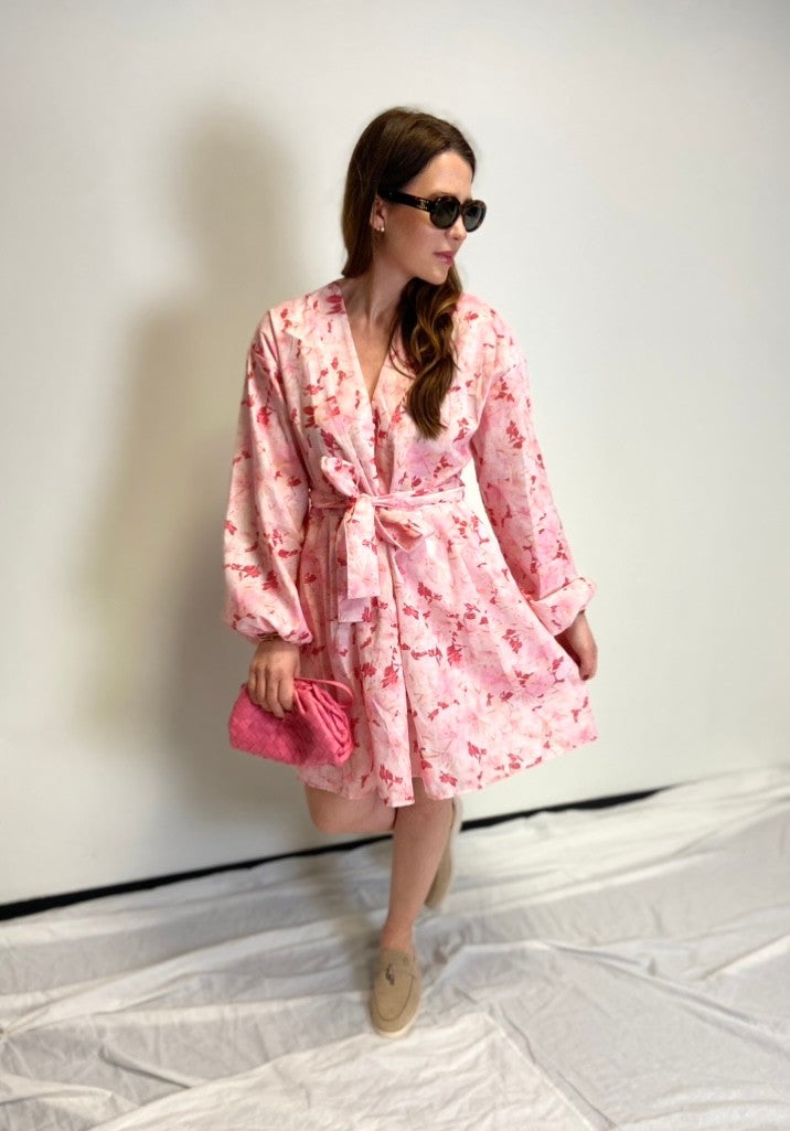 Kurzes Kleid mit Print - Pink