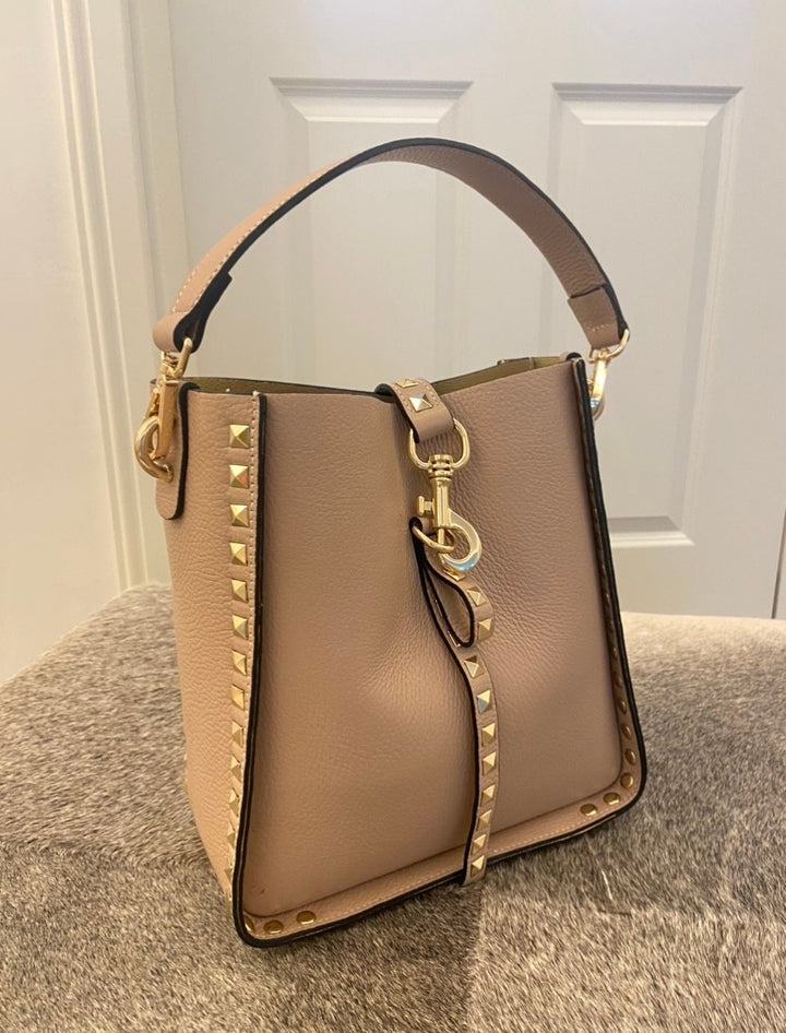 Tasche mit Nieten aus Leder - Puder