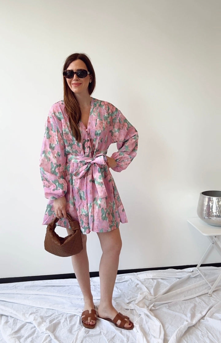 Kurzes Kleid mit Bindegurt - Rosa