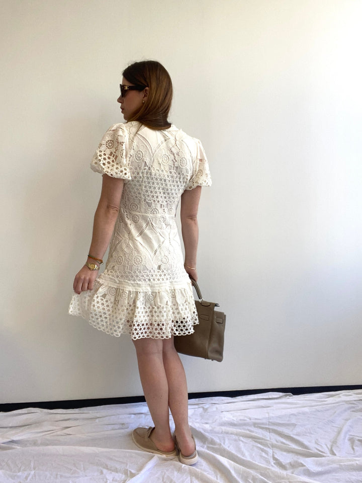 Tailliertes Kleid aus Spitze - Creme