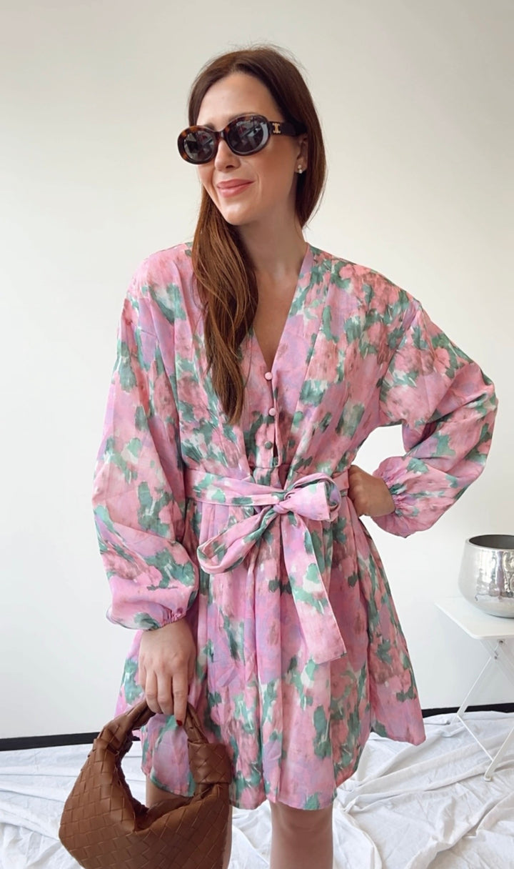Kurzes Kleid mit Bindegurt - Rosa