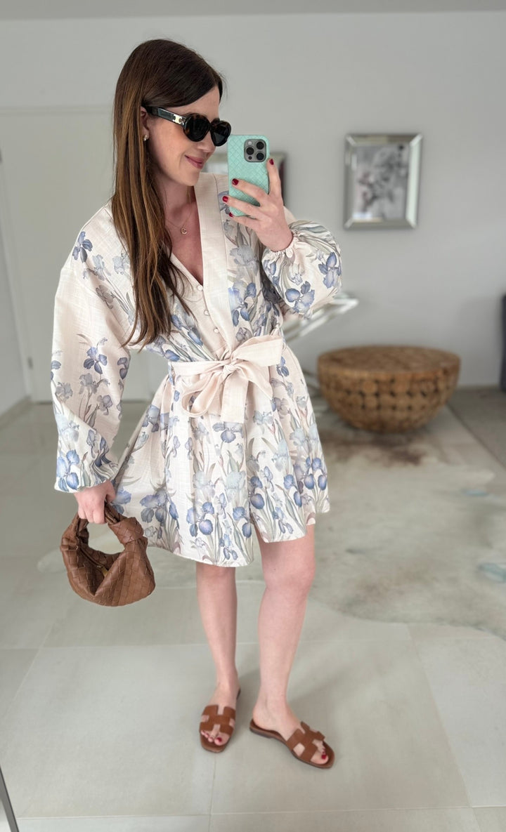 Kurzes Kleid mit Print - Flieder