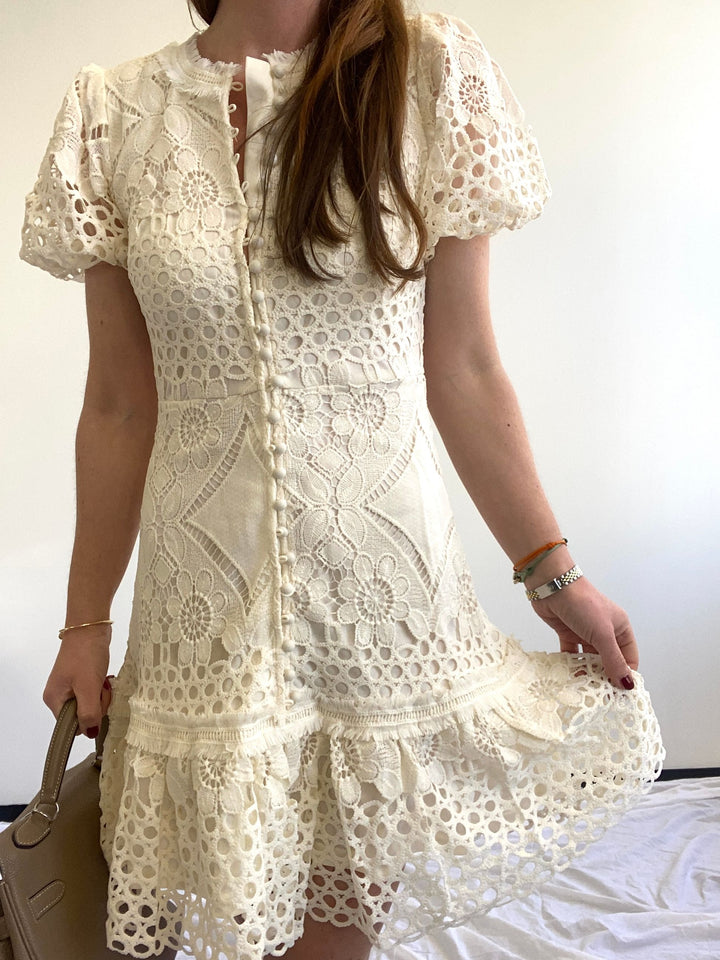 Tailliertes Kleid aus Spitze - Creme