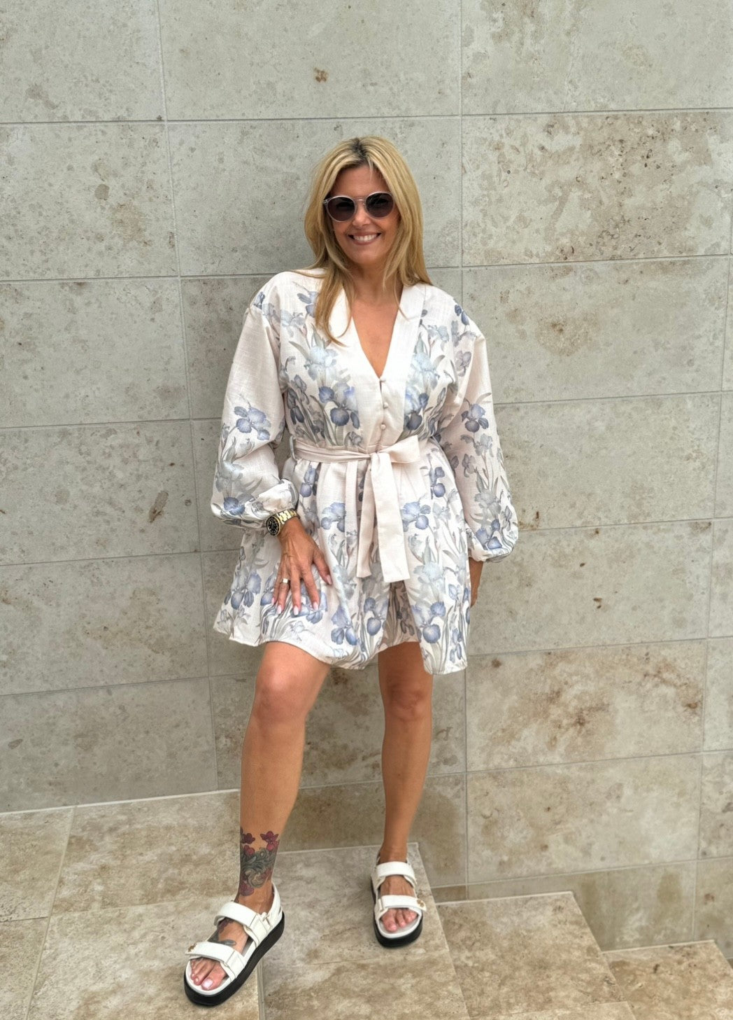 Kurzes Kleid mit Print - Flieder