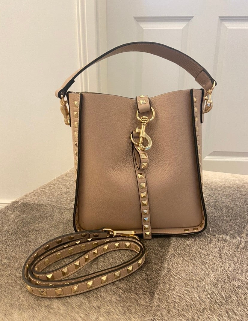 Tasche mit Nieten aus Leder - Puder