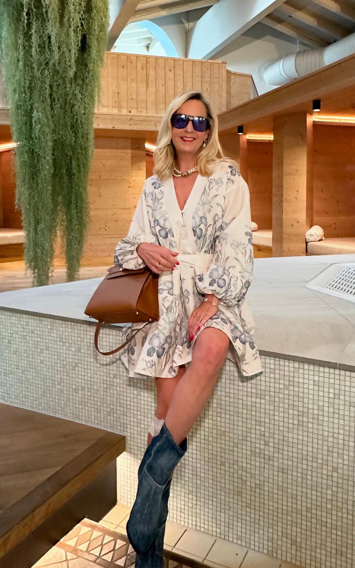 Kurzes Kleid mit Print - Flieder