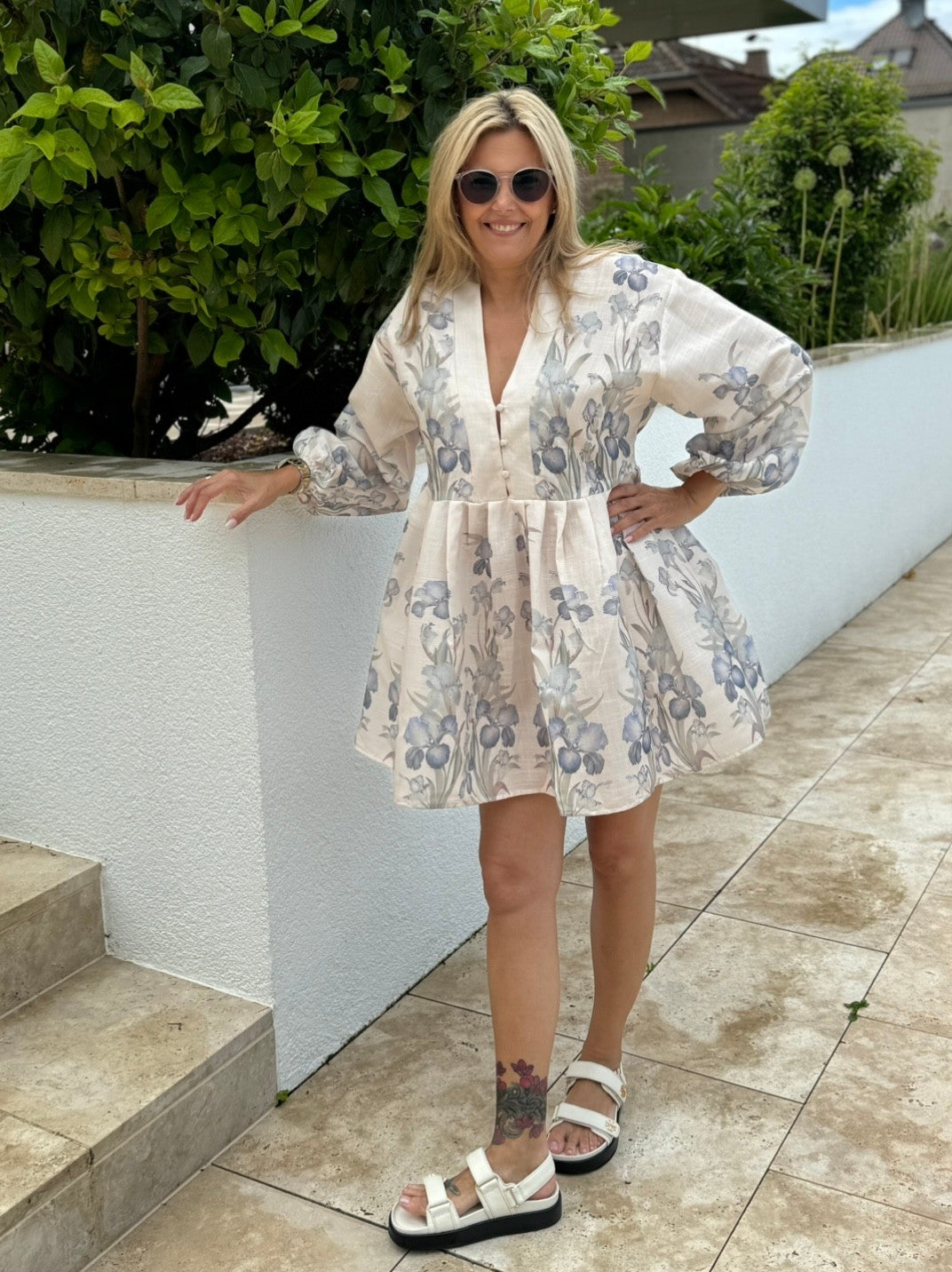 Kurzes Kleid mit Print - Flieder